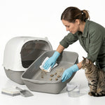 Detailed view of the integrated litter-trapping mat at the box entrance