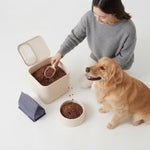 Close-up of the sealing ring and locking lid on the PAWZINA food container
